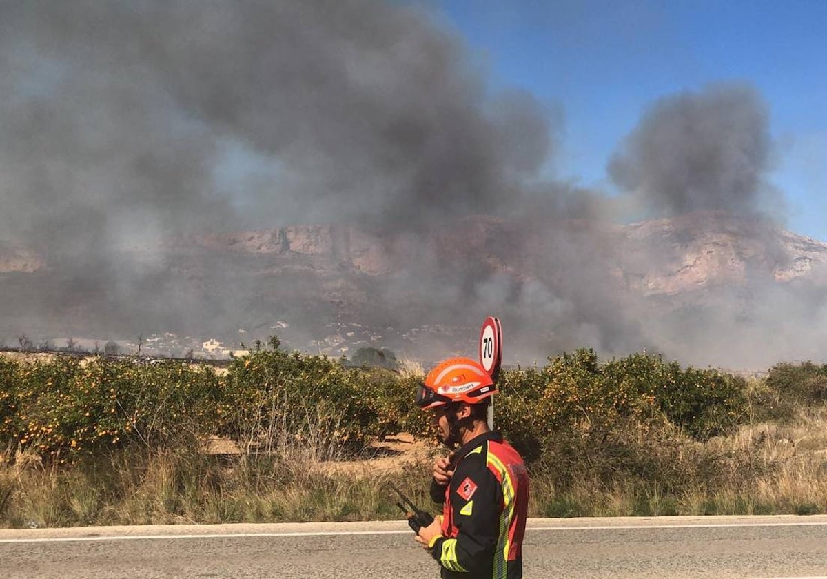 Imagen de uno de los efectivos que tratan de controlar el incendio