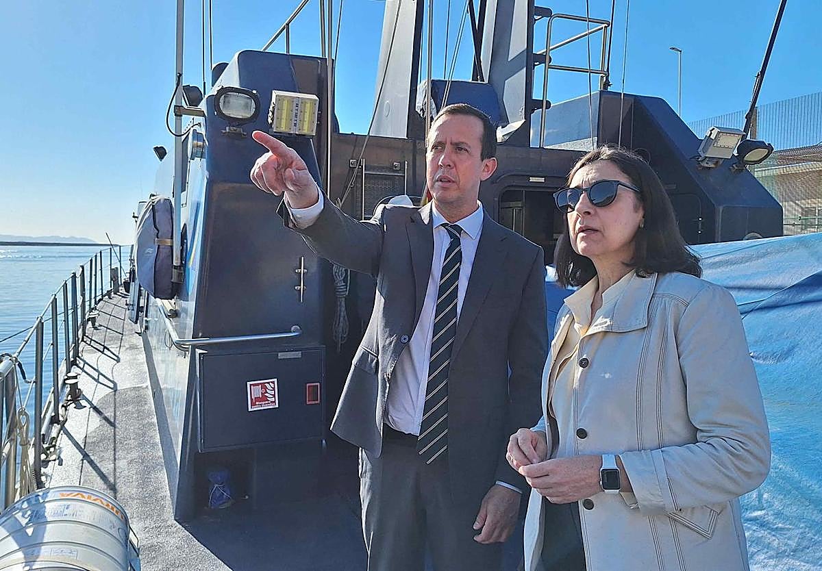 Visita del subdelegado a la base marítima del Servicio de Vigilancia Aduanera en Almería