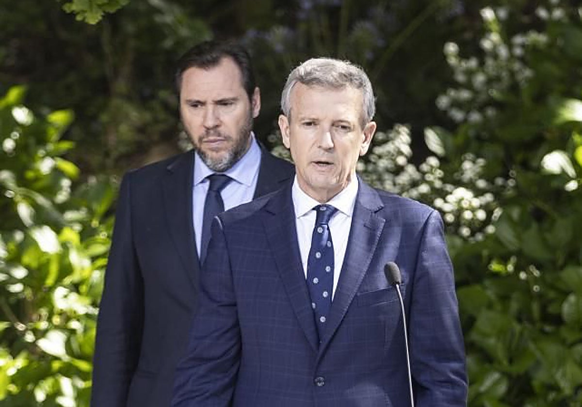 Puente, en segundo plano, con Rueda jurando el cargo de presidente de la Xunta este sábado en Santiago