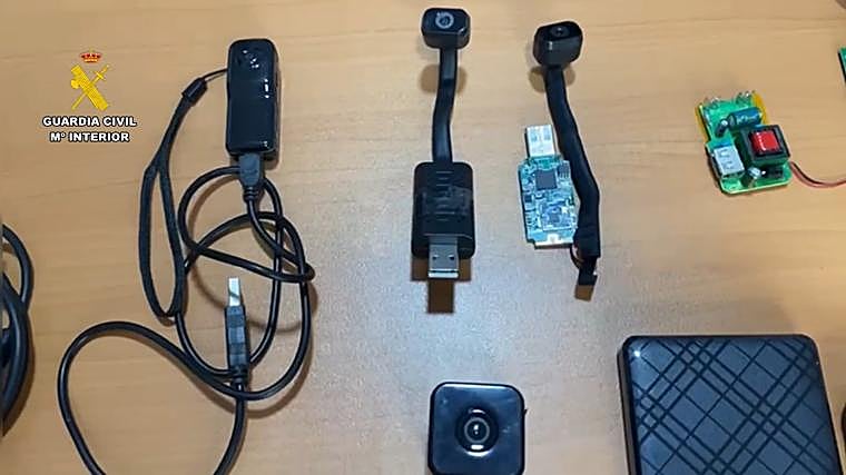 La Guardia Civil ha encontrado también microcámaras ocultas en varias dependencias de la vivienda donde vivía con la víctima, la hija de su pareja