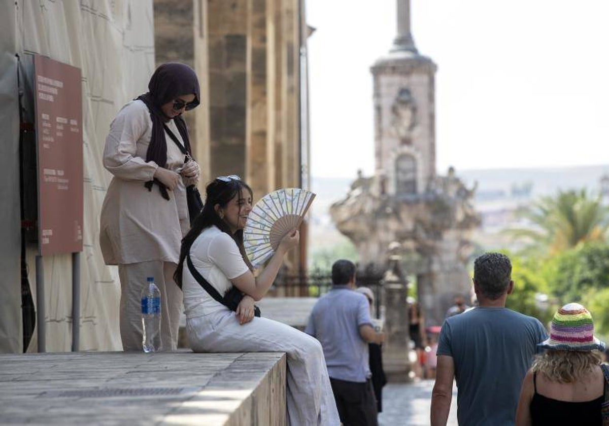 Turistas en el entorno de la Mezquita-Catedral de Córdoba el pasado mes de junio