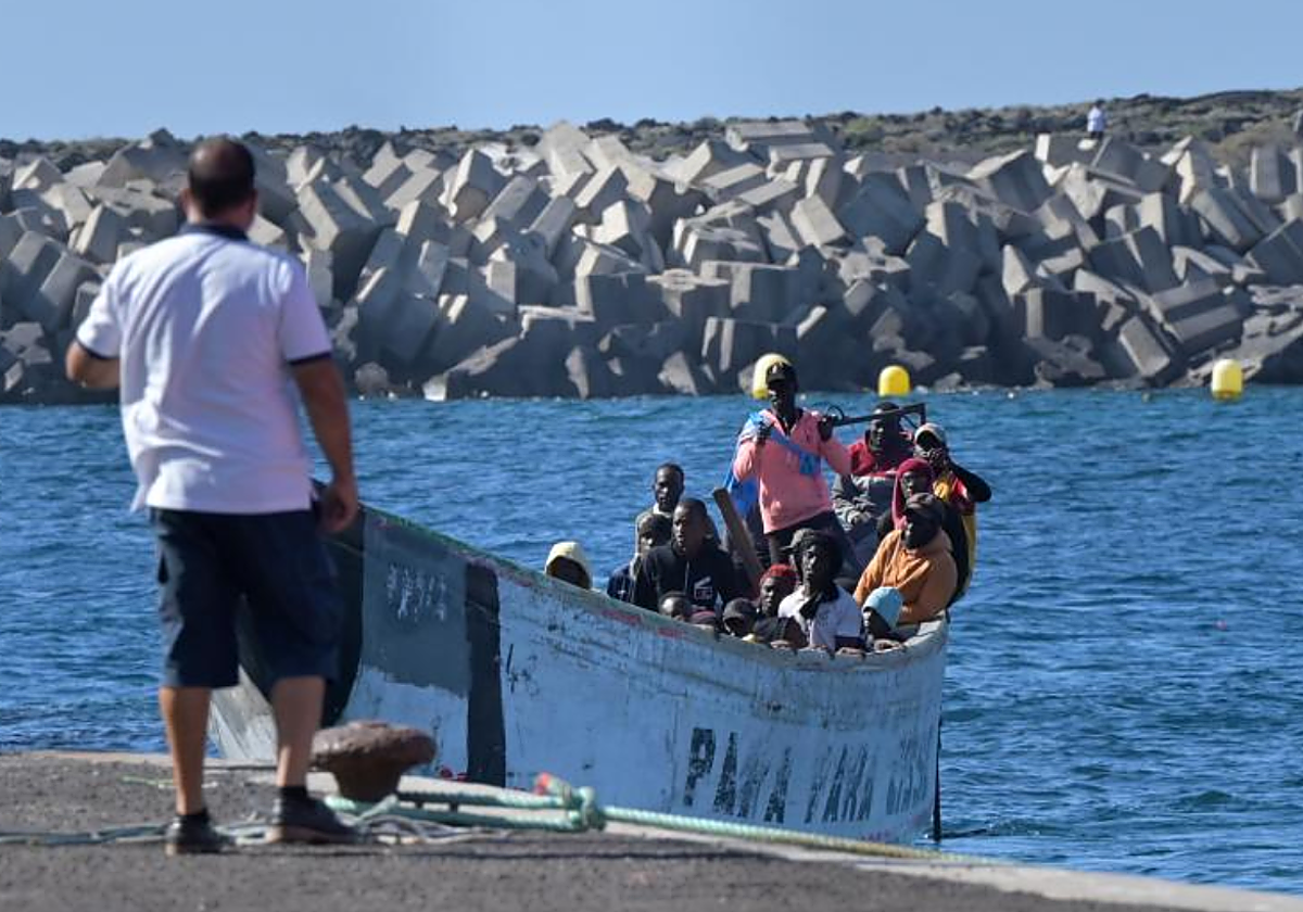 Entrada en el muelle de La Restinga de una embarcación con 66 personas en enero de 2024