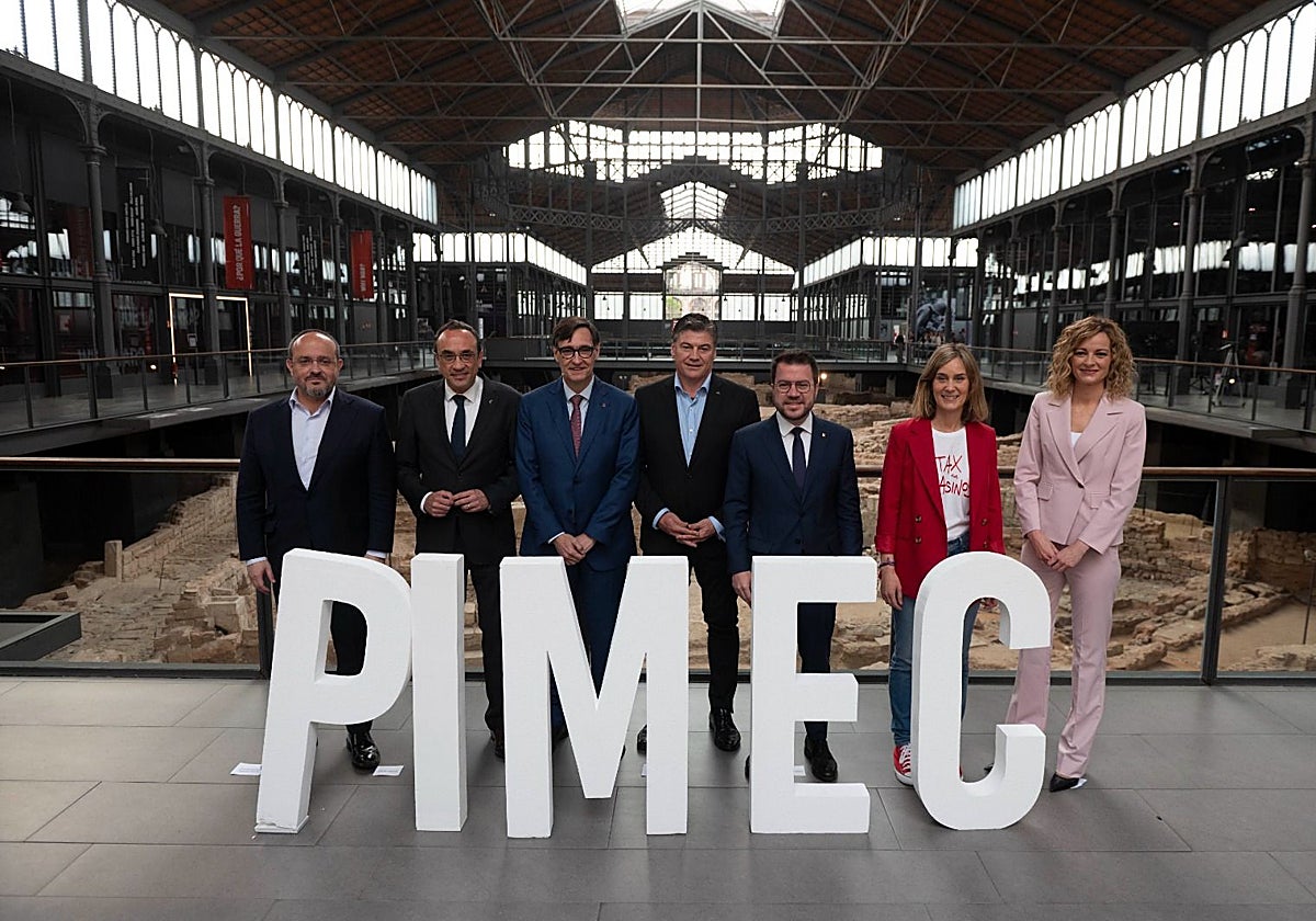 Foto de los candidatos invitados, junto al presidente de Pimec, Antonio Cañete, y la presentadora del acto (der.)