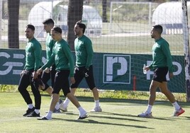 Los jugadores blanquiverdes camino al entrenamiento en la Ciudad Deportiva del club