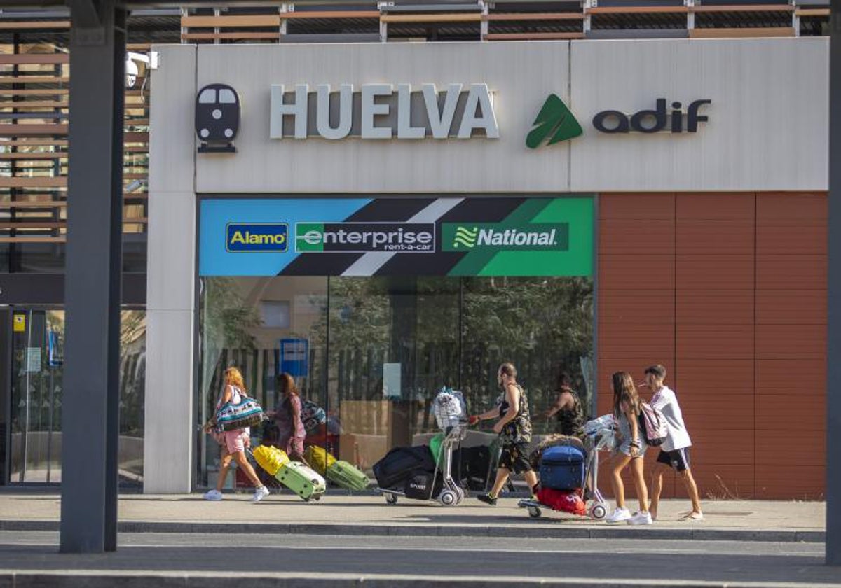 Viajeros en la estación de Huelva