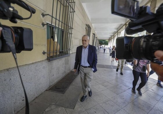 José Antonio Griñán acude al Instituto de Medicina Legal para un nuevo examen médico en los juzgados de Sevilla.