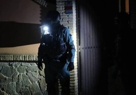 Un agente de la Guardia Civil custodia un registro en Sanlúcar en una operación anterior