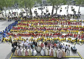 Escolares de Valencia celebran el Día Internacional del Niño y la Niña con un homenaje a la Senyera y una mascletà