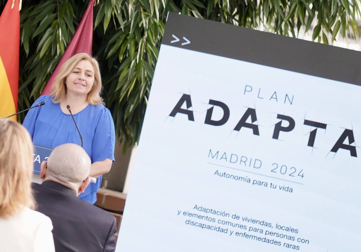 La alcaldesa en funciones de Madrid, Inma Sanz, durante la presentación del Plan Adapta