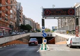 Madrid activa paneles en cinco túneles que avisarán a los conductores si sobrepasan la velocidad permitida, pero no habrá multas de tráfico