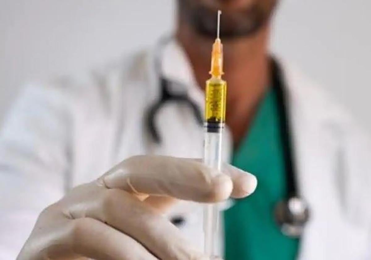 Un enfermero prepara una dosis de vacuna