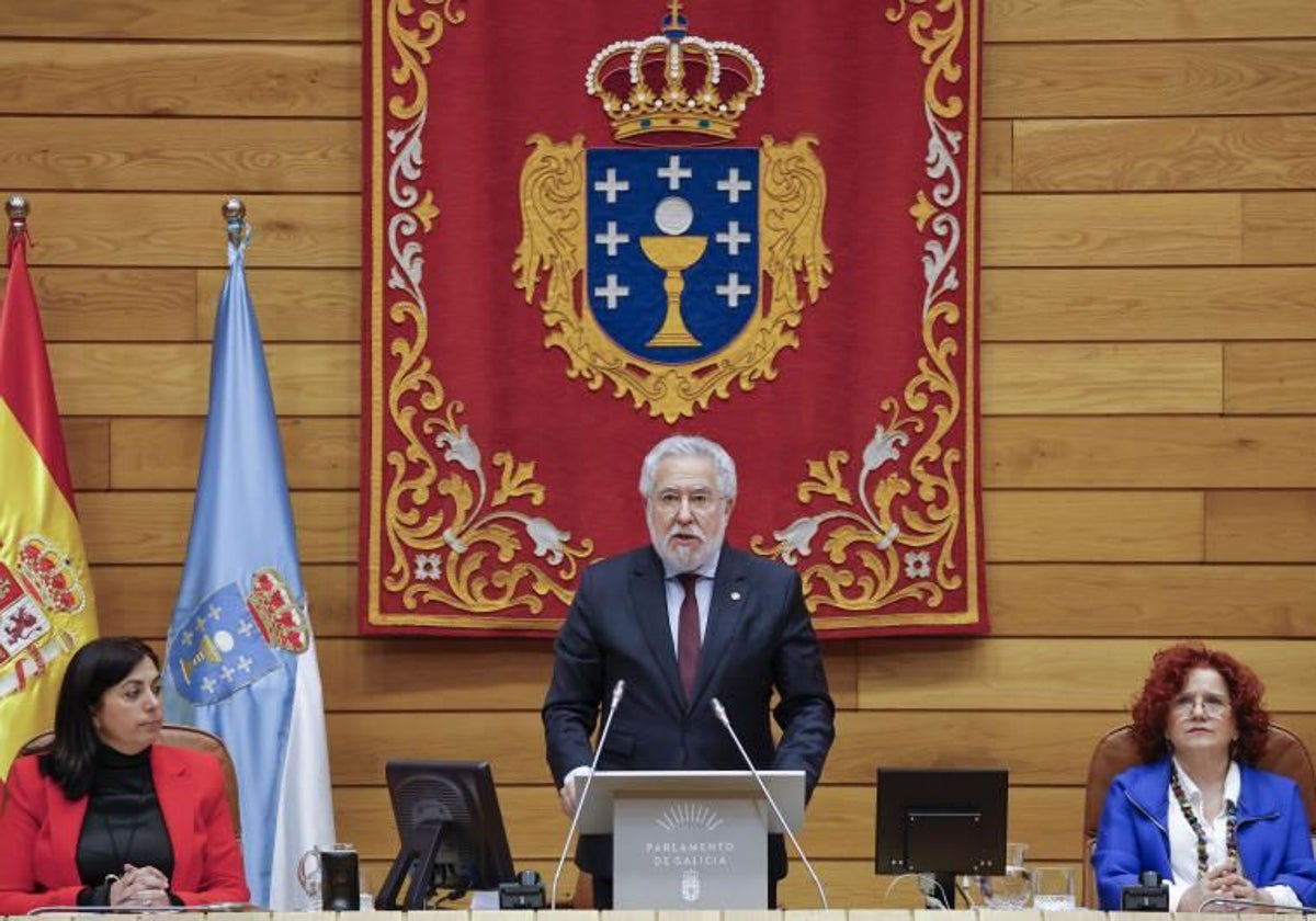 Miguel Santalices da lectura a la declaración institucional con la que se celebró la solemne sesión de apertura de la legislatura