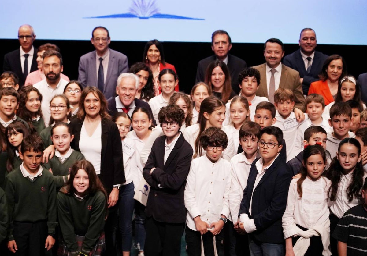 . La consejera de Educación, Rocío Lucas, junto a los ganadores de la final del certamen de 'Lectura en Público' 2023-2024