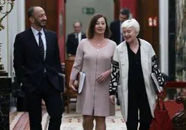 La presidenta del Congreso, Francina Armengol, acompañada por los miembros de la mesa, Alfonso Rodríguez de Celis e Isaura Leal