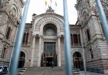 Piden 27 años a un acusado de amenazar por chat a un niño para grabar vídeos sexuales en Barcelona