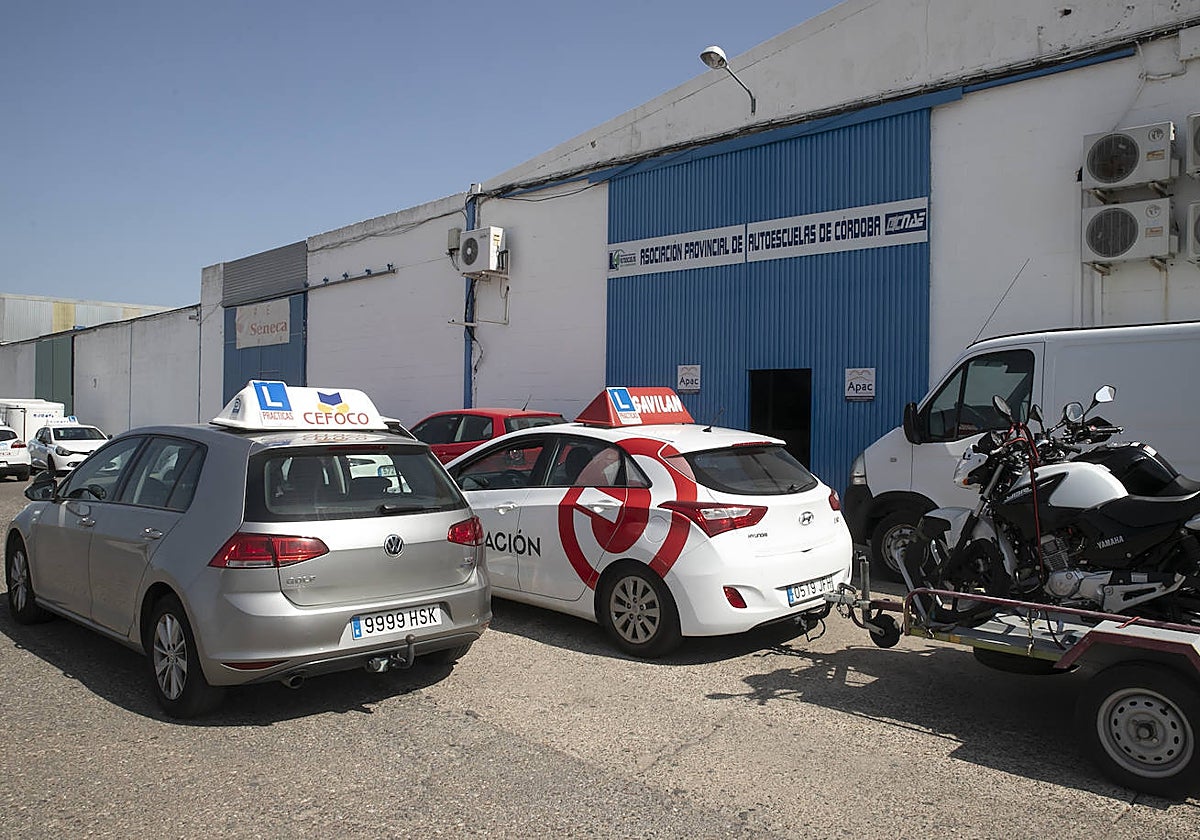 Coches de autoescuelas en un polígono de la capital cordobesa en una imagen de archivo