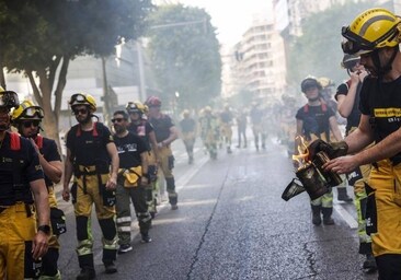 Bomberos forestales se manifiestan en Valencia por sus derechos laborales, contra los recortes y amenazan con huelga