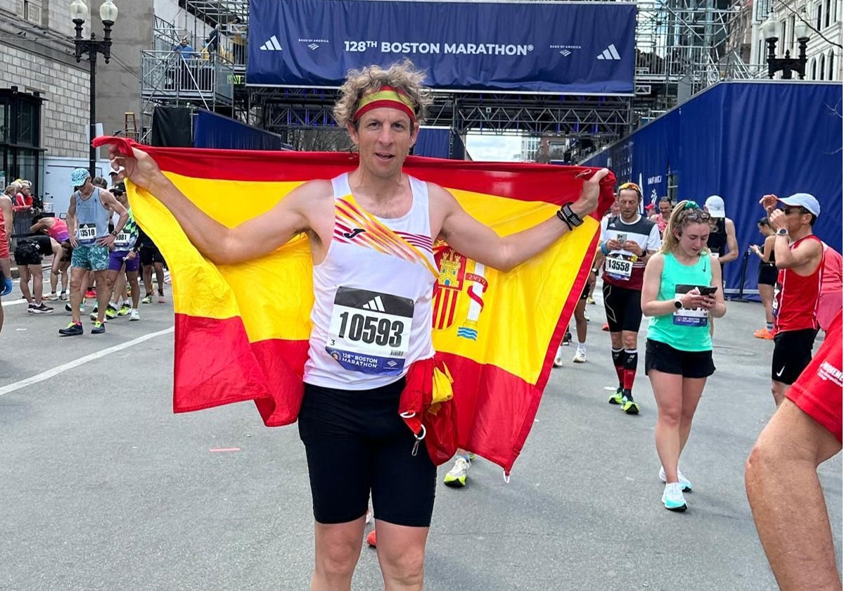 Rubén Lozano posa con la bandera de España tras pasar por meta en la famosa maratón de Boston