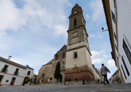 Fotografía de la torre inclinada de la iglesia de Asunción de Bujalance