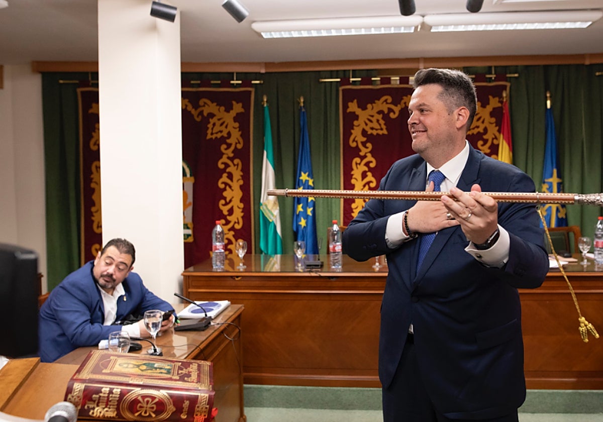 Carlos Porcel recibe el bastón de mando mientras Julio Pérez, a la izquierda, se resigna