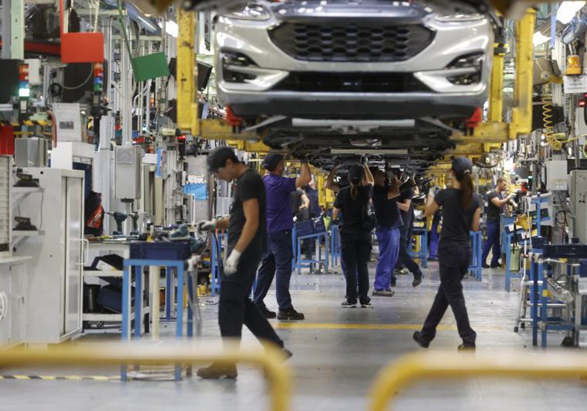 Trabajadores en la planta de producción de Almussafes de Ford.