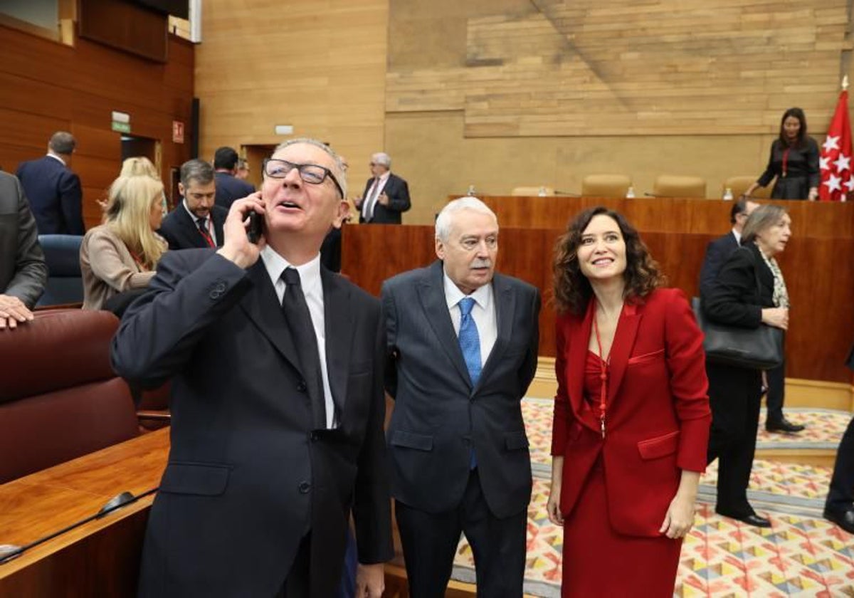 Joaquín Leguina, junto a Alberto Ruiz-Gallardón e Isabel Díaz Ayuso el pasado mes de diciembre