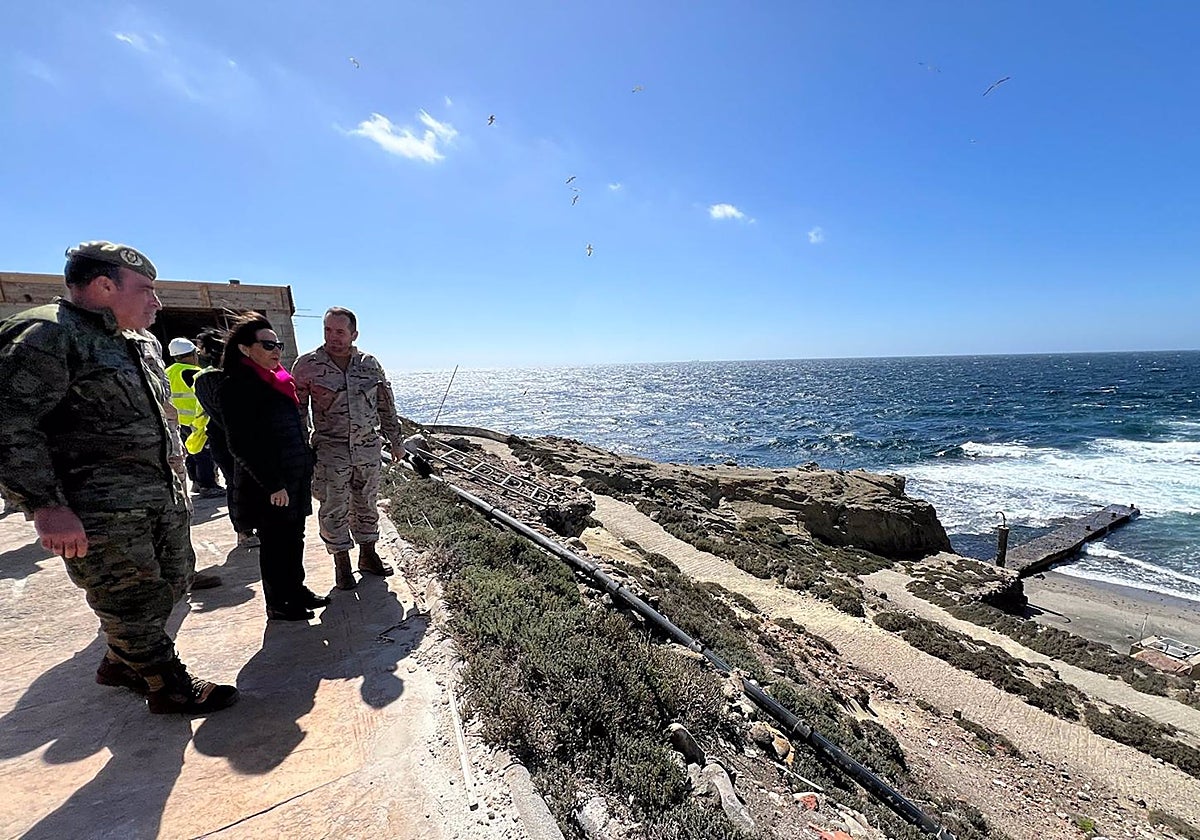La ministra de Defensa durante una visita al Destacamento Naval de la Isla de Alborán, en Almería