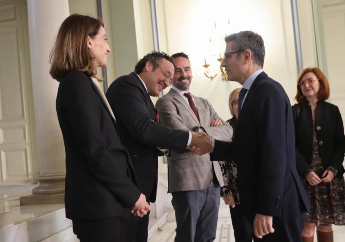 El fiscal general, Álvaro García Ortiz, saluda al ministro Bolaños en presencia de Llop