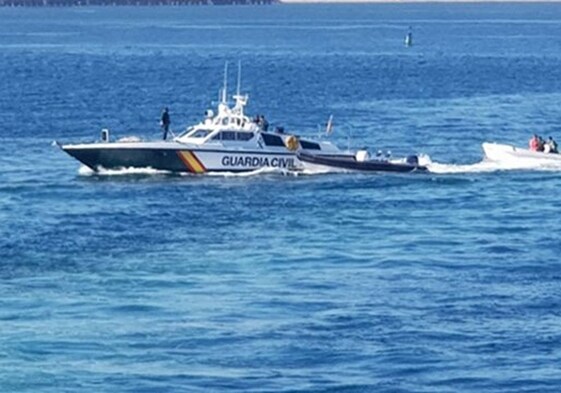 Una patrullera de la Guardia Civil remolca a una embarcación sospechosa en el Estrecho