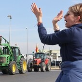 Una mujer aplaude el paso de tractores en Córdoba en una de las protestas celebradas en marzo