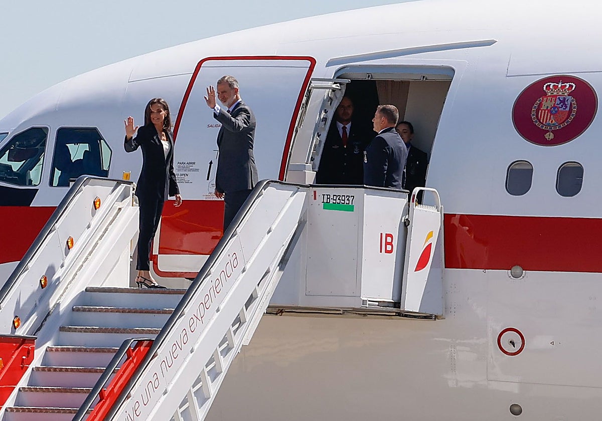 Los Reyes, durante su despedida oficial en el aeropuerto Adolfo Suárez Madrid- Barajas, antes despegar hacia Países Bajos