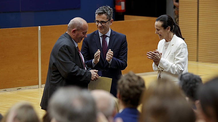 El ministro de la Presidencia, Justicia y Relaciones con las Cortes, Félix Bolaños, y la presidenta del Tribunal Superior de Justicia de la Comunitat Valenciana, Pilar de la Oliva, durante el acto de entrega de las condecoraciones de la Orden de San Raimundo de Peñafort