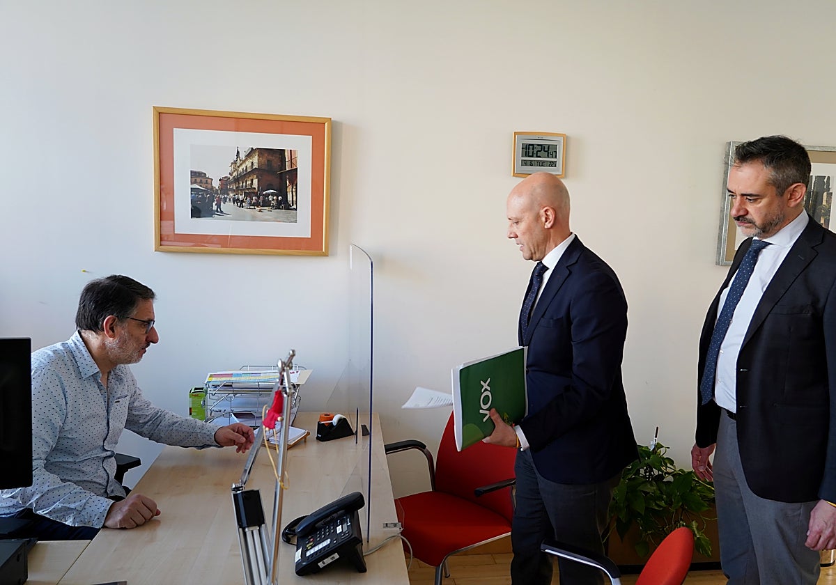 Carlos Menéndez y David Hierro presentan el escrito en el registro