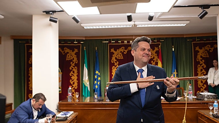 Carlos Porcel, el 16 de abril de 2024, con el bastón de mando