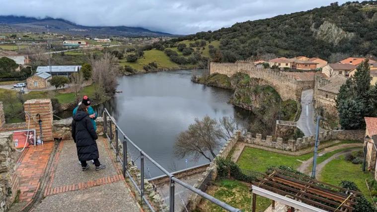 Vista desde el adarbe de la muralla, con el río Lozoya que abraza el pueblo