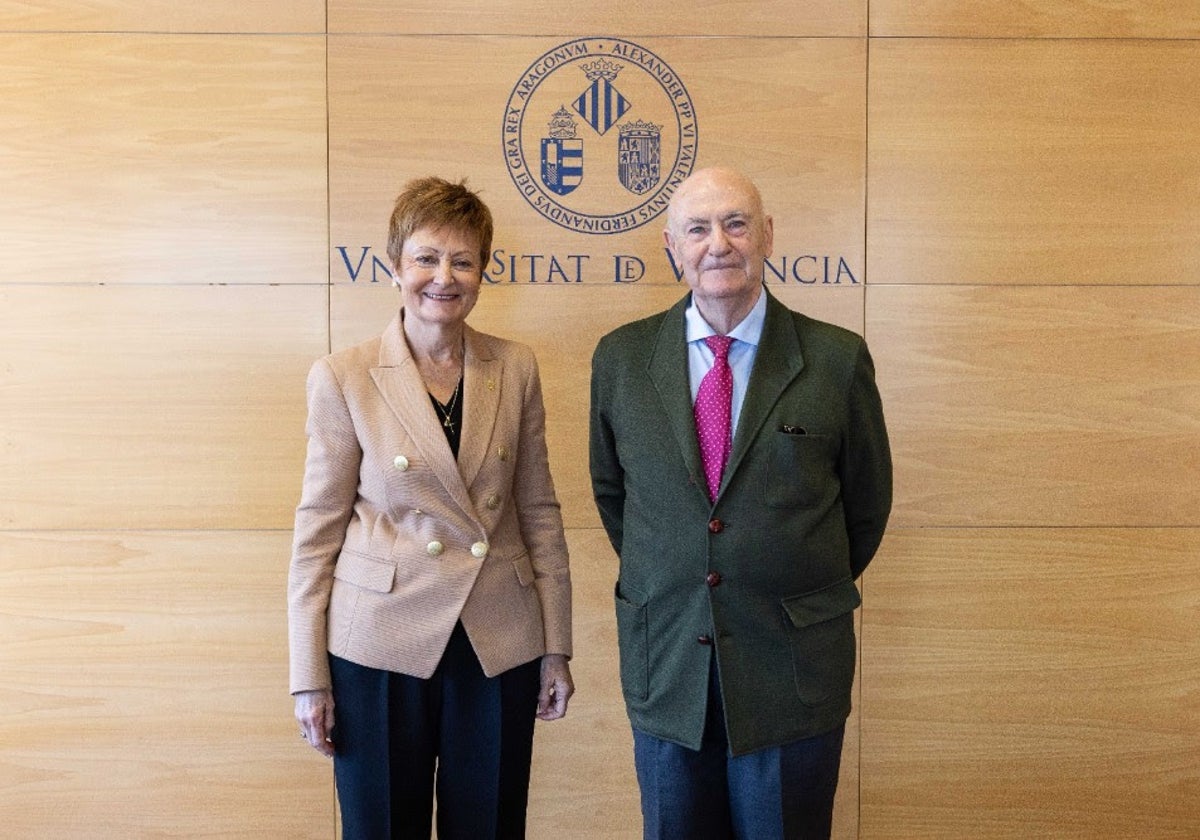 La rectora de la UV, Mavi Mestre, y el presidente de Contra el Cáncer Valencia, Tomás Trenor