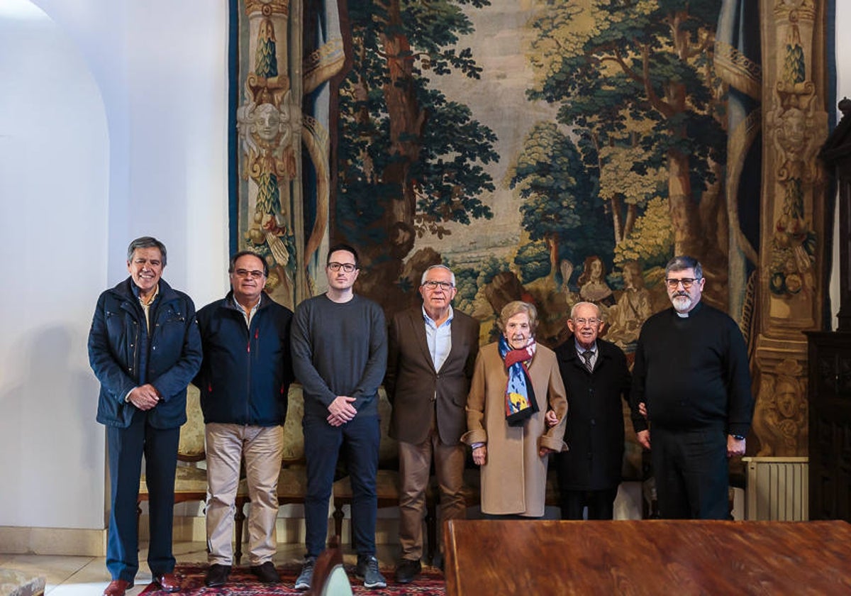 Participantes en la reunión con Miguel Varona, a la derecha, en el Obispado de Córdoba