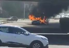 Un camión en llamas circula sin conductor por el nudo de Manoteras