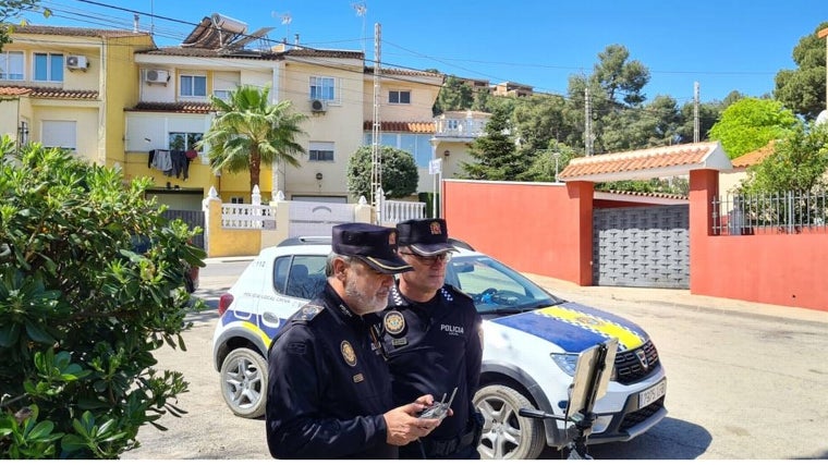 Imagen de dos agentes de la Policía Local de Chiva manejando un dron