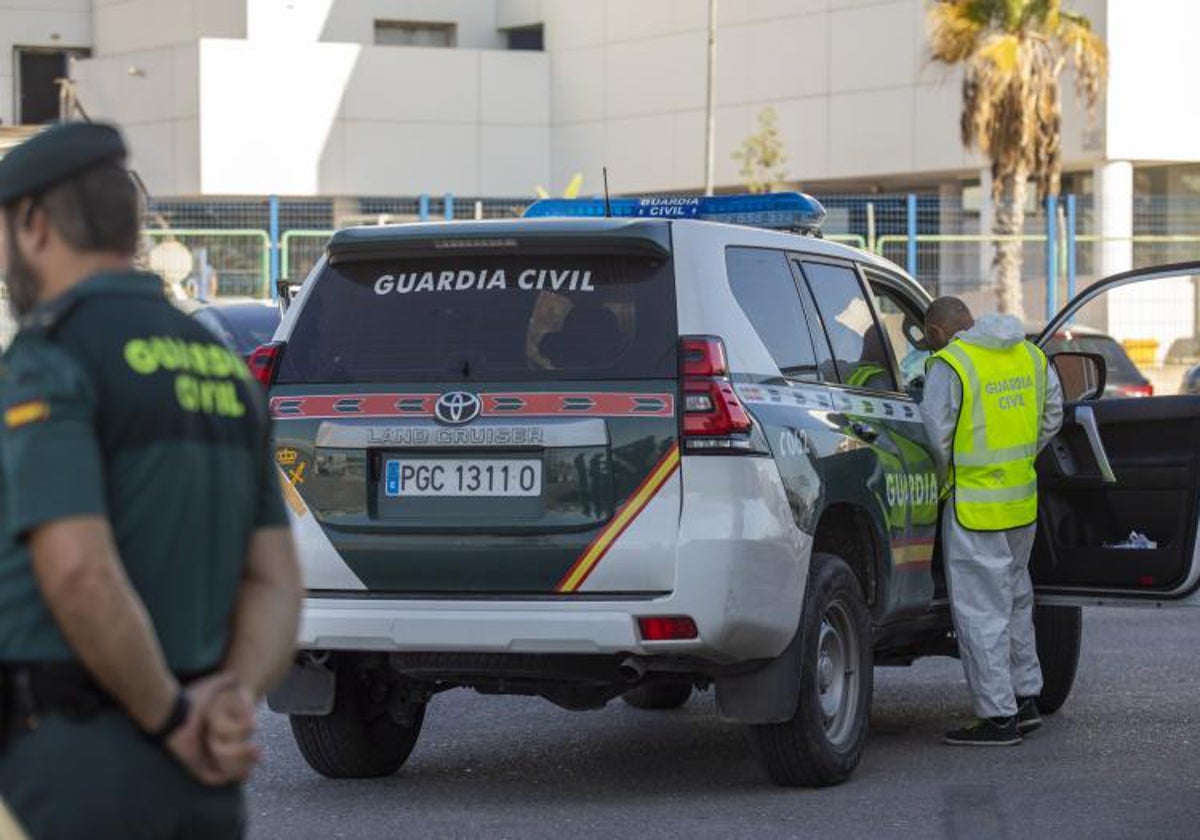 Efectivos de la Guardia Civil en Alicante, durante una intervención.