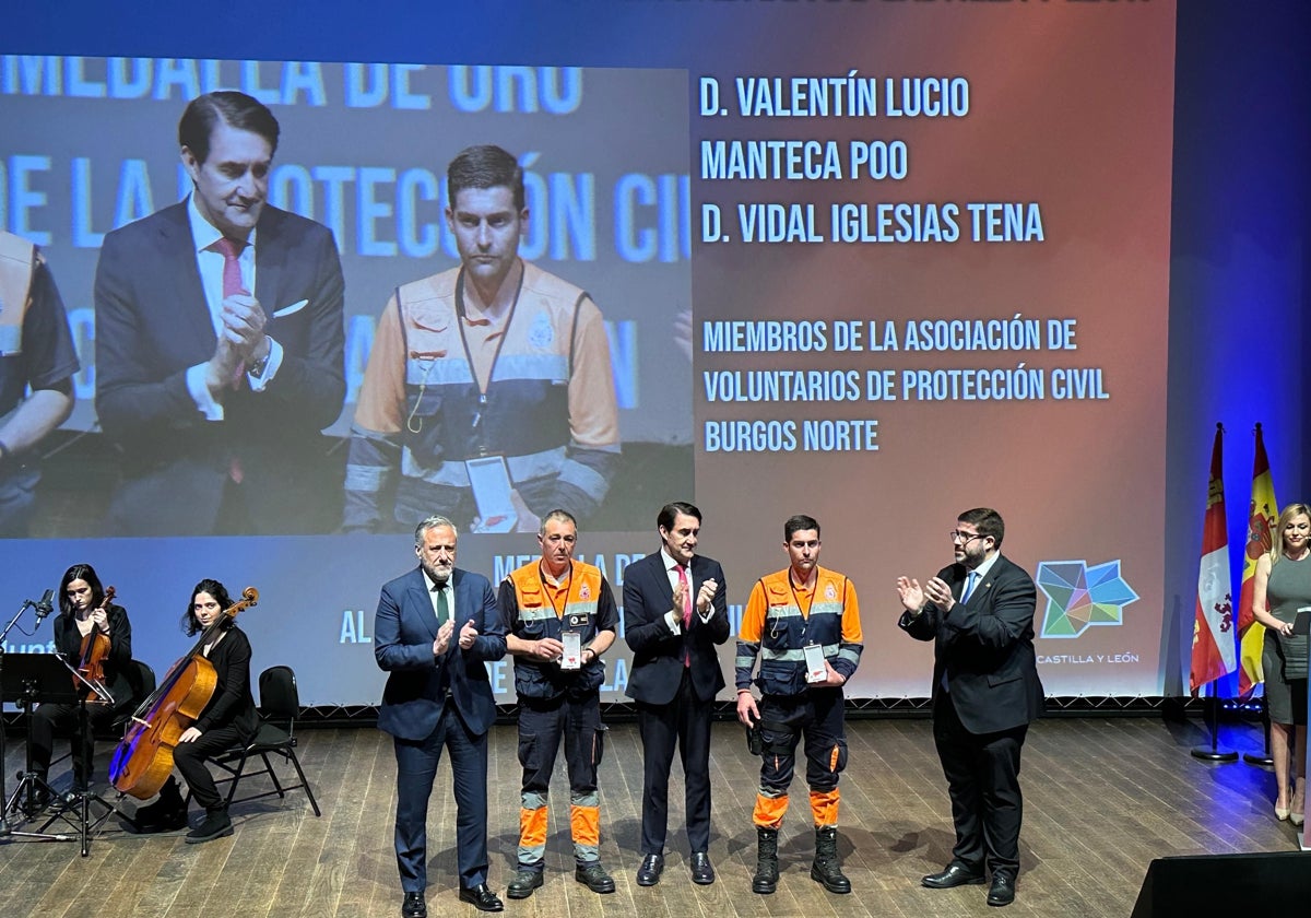 El consejero de Medio Ambiente, Juan Carlos Suárez-Quiñones, entrega una de las medallas al Mérito a la Protección Civil, en presencia del presidente de las Cortes, Carlos Pollán, y el alcalde de Ávila, Jesús Manuel Sánchez Cabrera