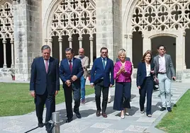 El presidente del Consejo General del Poder Judicial, a su llegada a las jornadas de Jerez de la Frontera, junto a la alcaldesa  y otros responsables judiciales