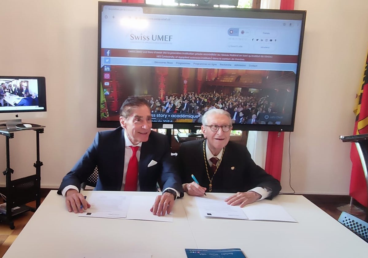 Los presidentes de la Swiss UMEF University y de la RACEF, el ex primer ministro rumano Petre Roman, y el doctor Jaime Gil Aluja, durante la firma del acuerdo