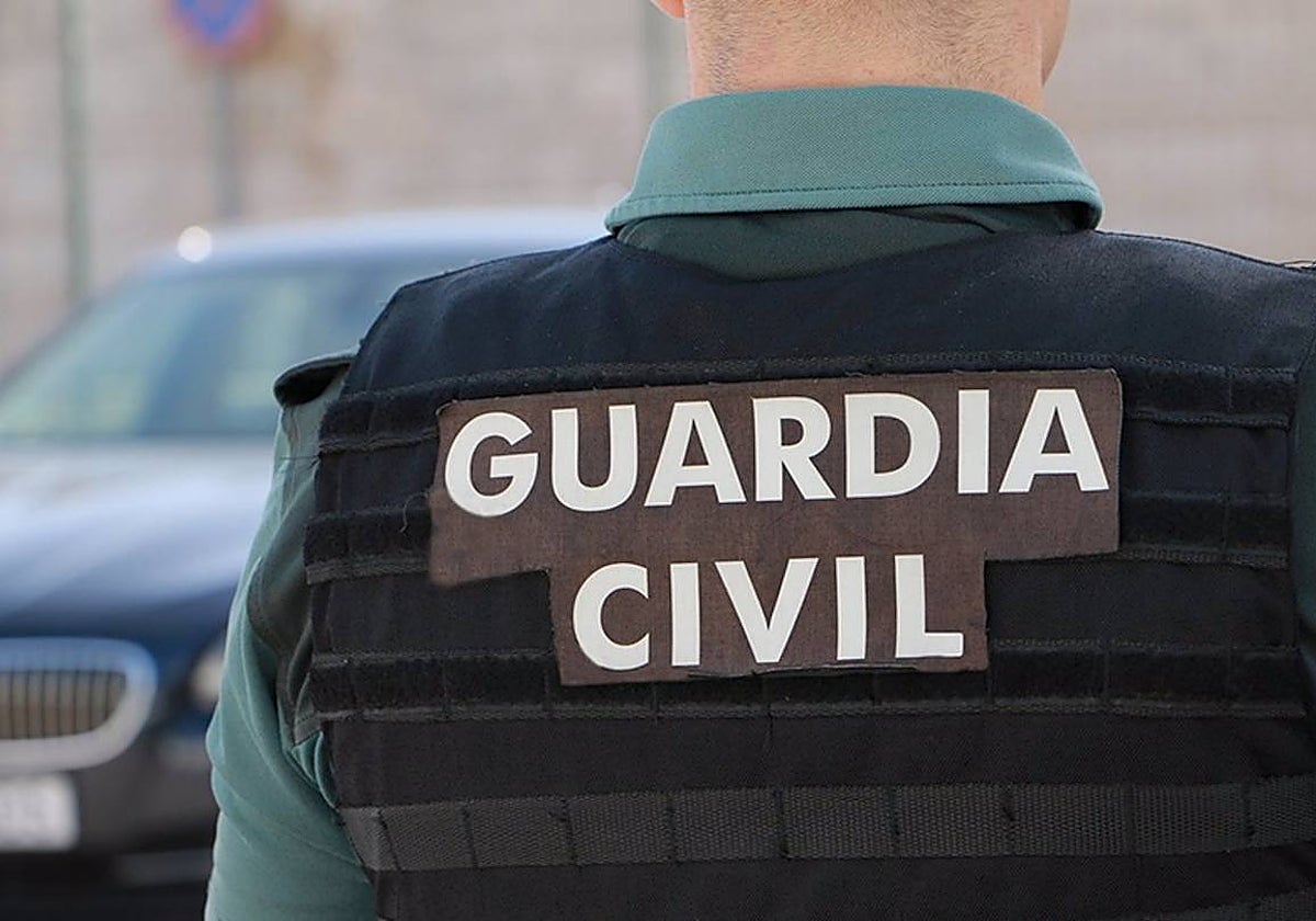 Un agente de la Guardia Civil