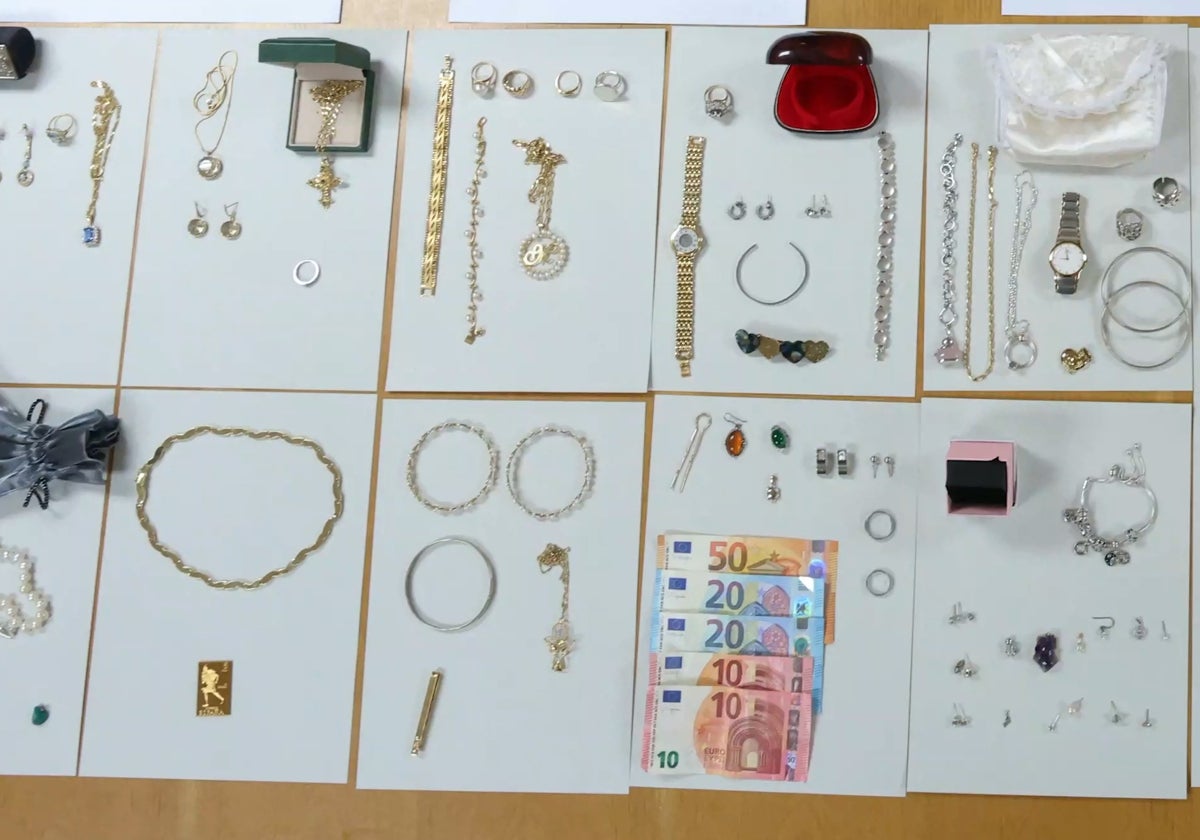 Diferentes pieza de joyería incautadas en la operación