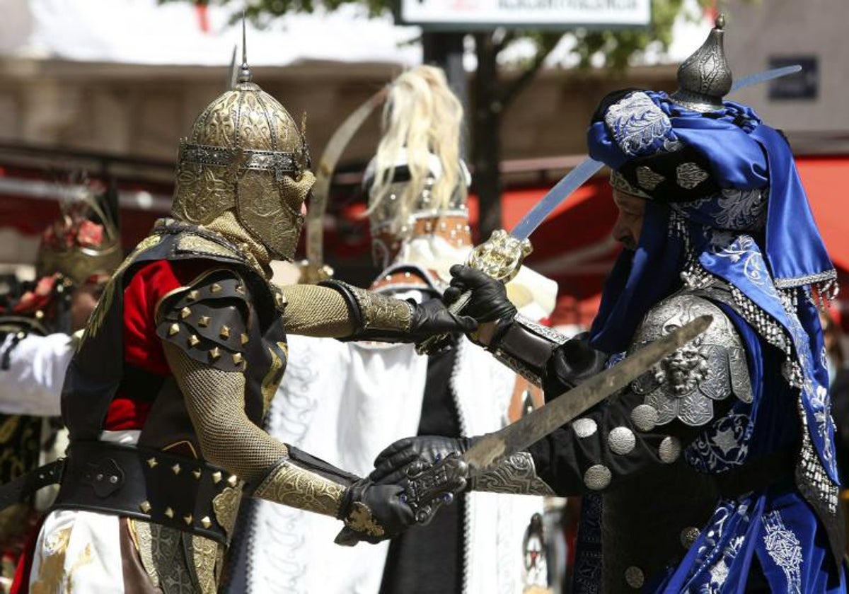 El capitán cristiano y el capitán moro luchan en el «alardo» de la trilogía de las fiestas de Moros y Cristianos de Alcoy