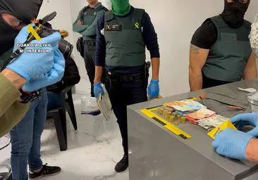 Cocaína, heroína, un machete, una katana... Esto es lo que halló la Guardia Civil en una vivienda