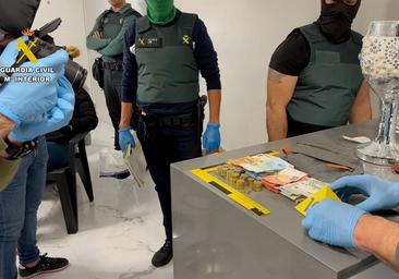 Cocaína, heroína, un machete, una katana... Esto es lo que halló la Guardia Civil en una casa de Palma del Río