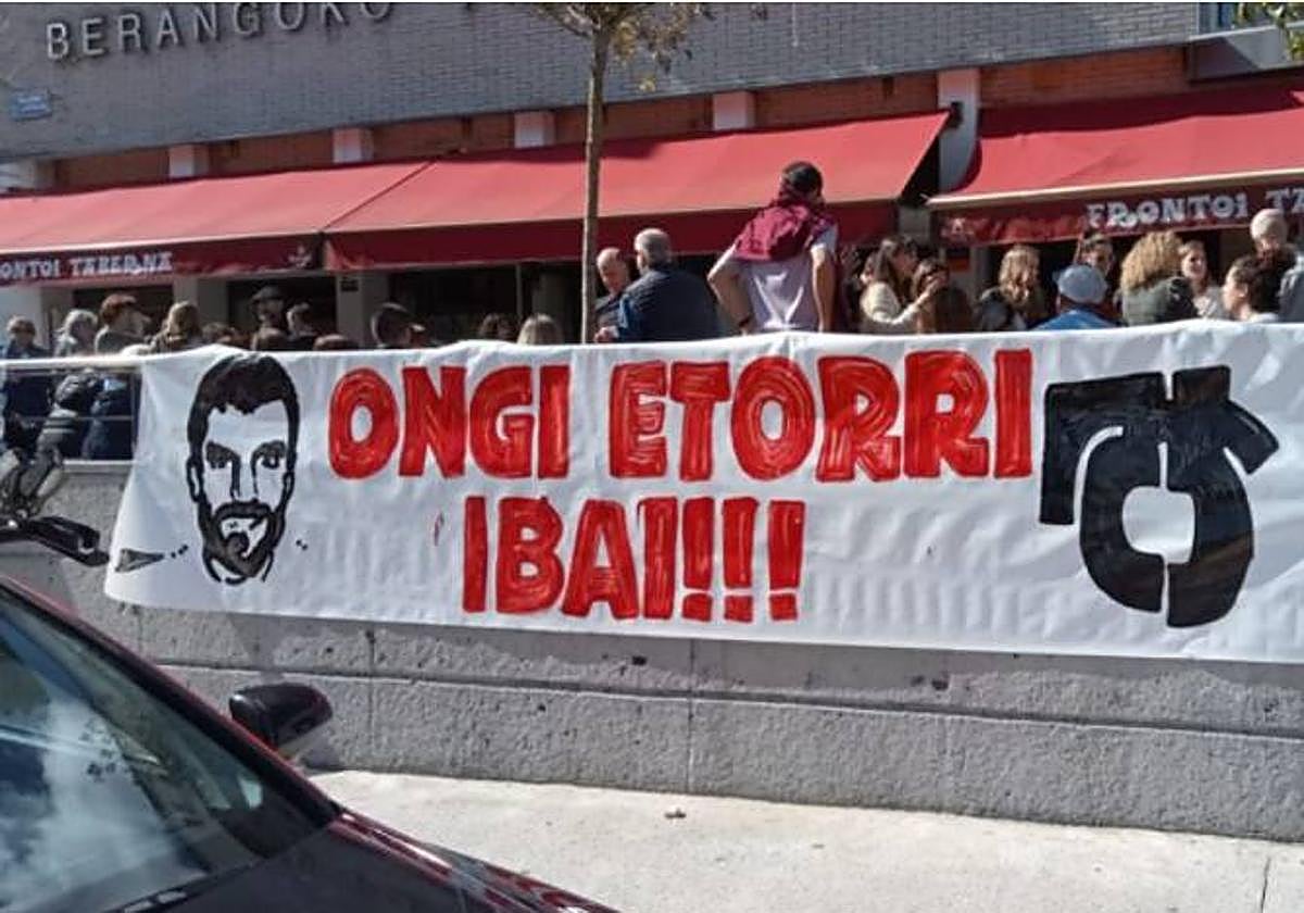 La pancarta del homenaje en marzo de 2022 que denunció en sus redes Covite