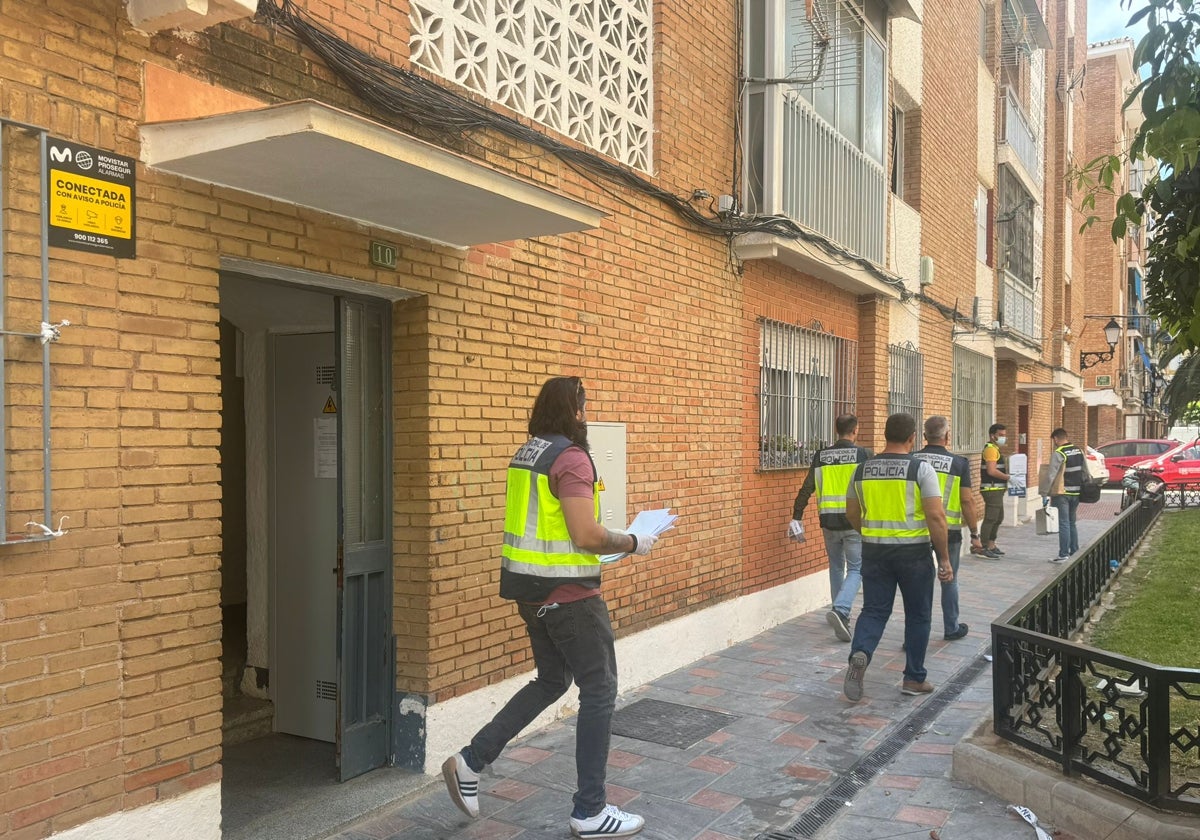 La Policía Nacional abandonaba el piso donde ocurrieron los hechos
